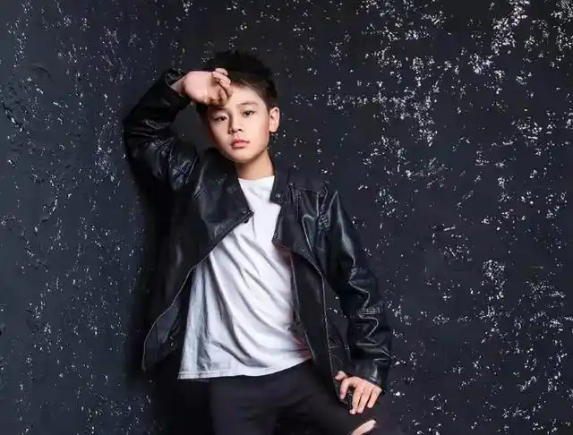 蔡国庆11岁儿子获得国际奖,浓眉大眼很帅气,家中挂很多奖章