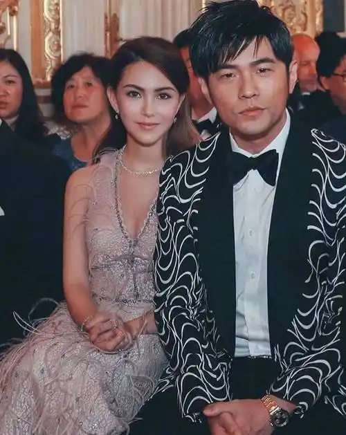 44岁周杰伦情人节晒与29岁昆凌合照,老夫少妻的幸福秘诀有3点_周天王