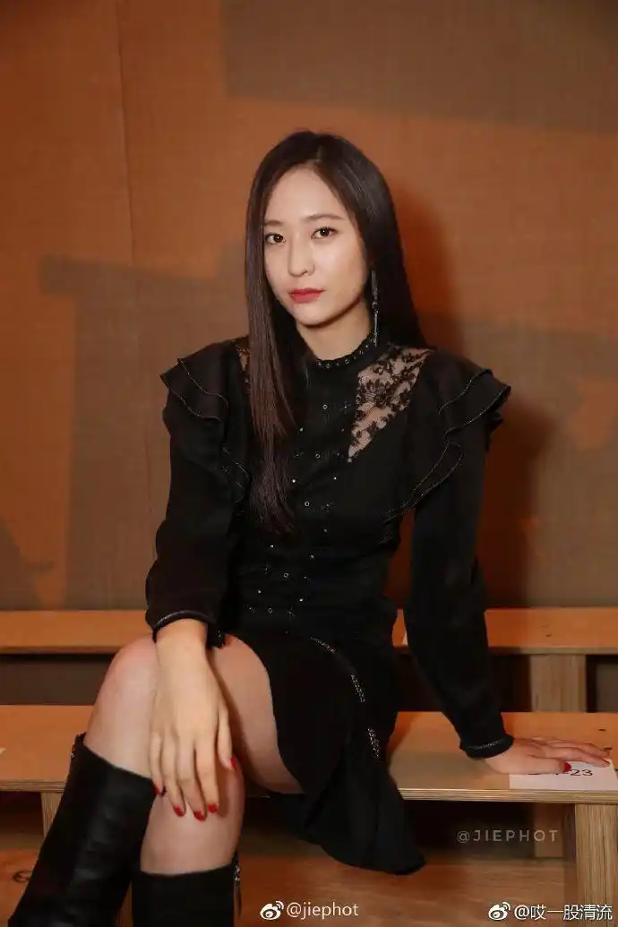 最近出席了时装周的小郑!传说中的大小姐出巡?