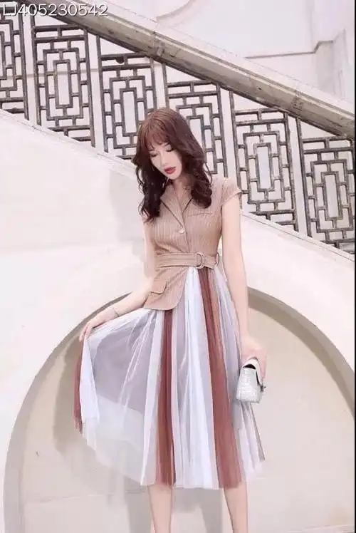 这件不想穿,那件昨天穿过了, 还有这件已经是去年的款式了,又没衣服穿