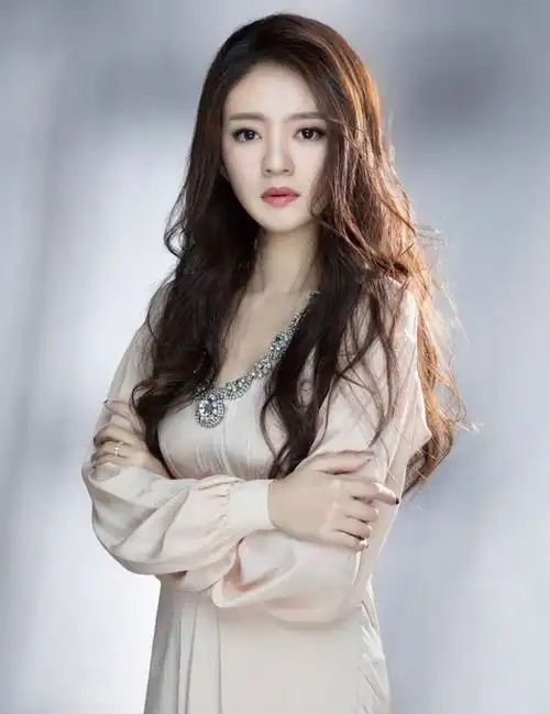 "黑道公主"安以轩曾被大s截胡,遭戚薇插足,终嫁入豪门当后妈