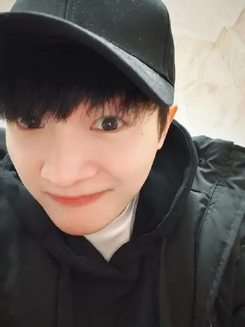 29hz巡回演唱会##周深#  周深饱饱的自拍越来越可爱啦