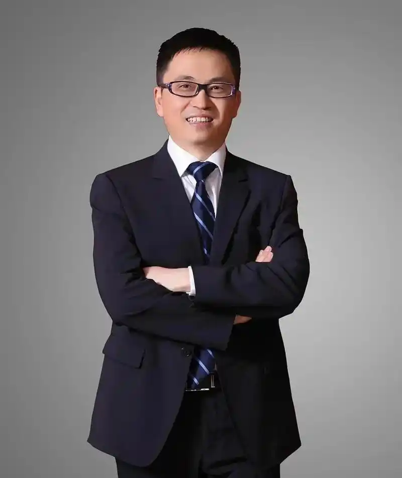 一次,主持人问高瓴资本创始人张磊:"在家里,你夫人都是听你的吗?