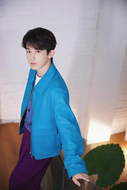 郭俊辰突如其来的自拍##郭俊辰晒自拍三宫格