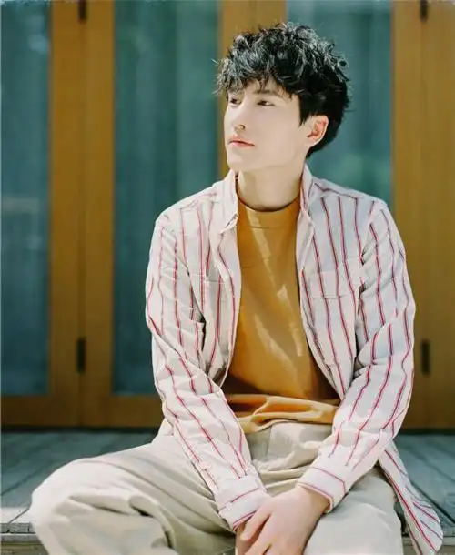 赵越曝最新写真 青春气息十足