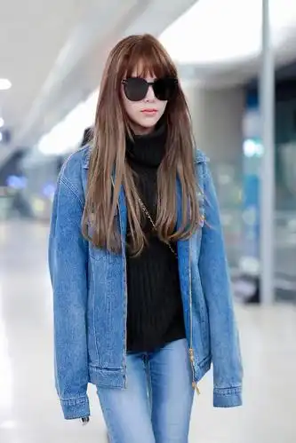 昆凌街拍:牛仔夹克高领毛衣 chanel包简约经典