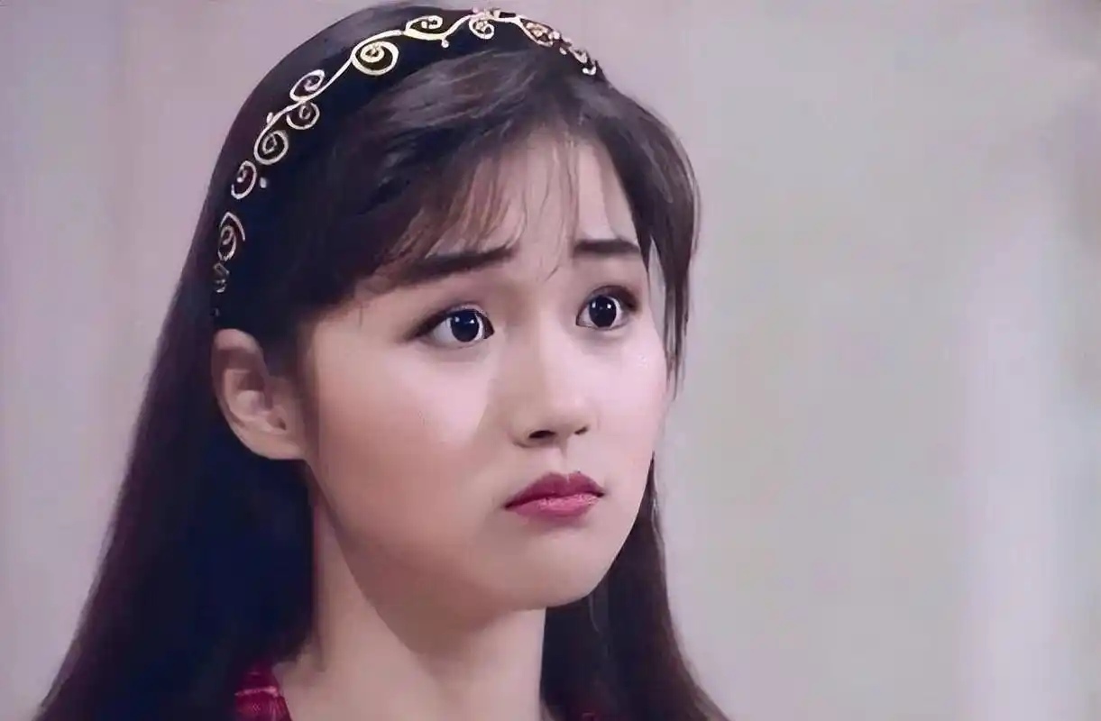 单眼皮的万绮雯,年轻时候漂亮,年华渐去,优雅也越来越迷人_造型_发型