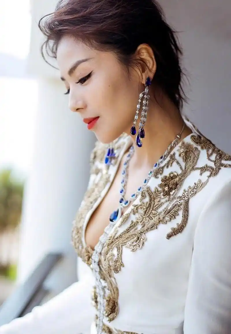 刘涛这身高开叉白色长裙真是太性感了,深v搭配刺绣显得霸气十足,翡翠