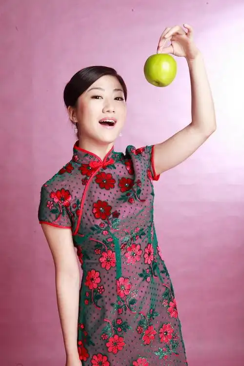 图文上海名嘴新春写真杨蕾青苹果的诱惑