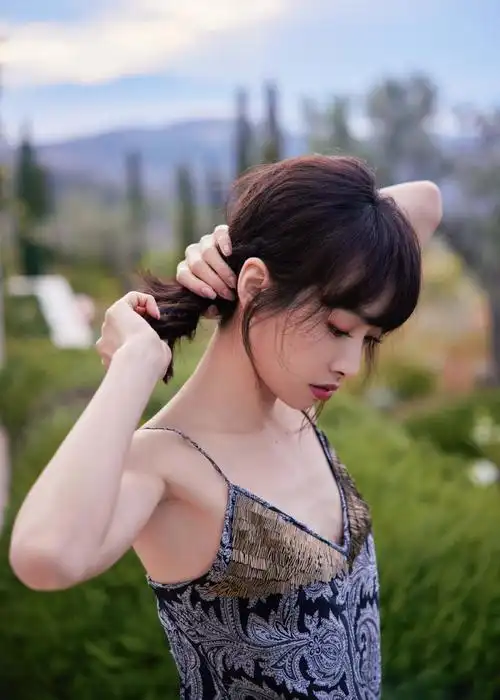 宋茜齐刘海锁骨发造型优雅大方 着深v吊带魅力十足