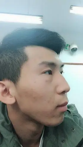 骨相如何 感觉鼻梁太低了 总体来看算清秀的男生吧