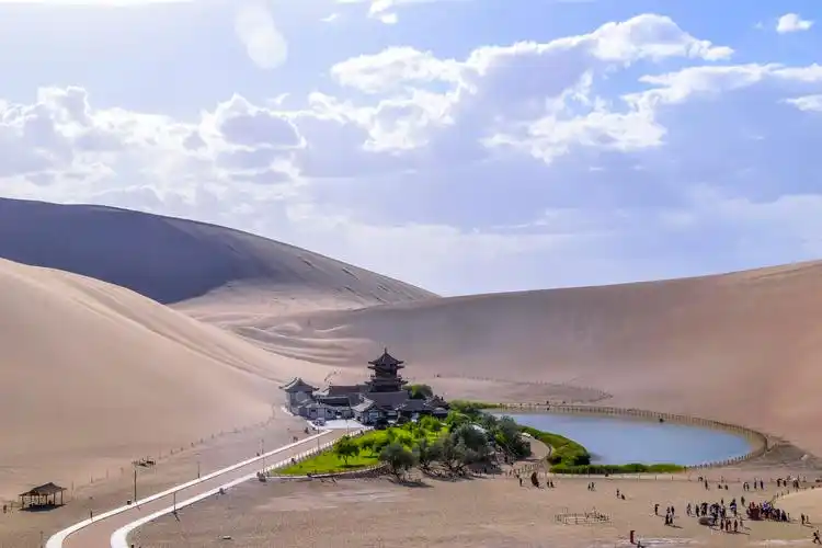 敦煌戈壁沙漠中著名的绿洲湖新月形和美丽的塔的夜景敦煌旅游