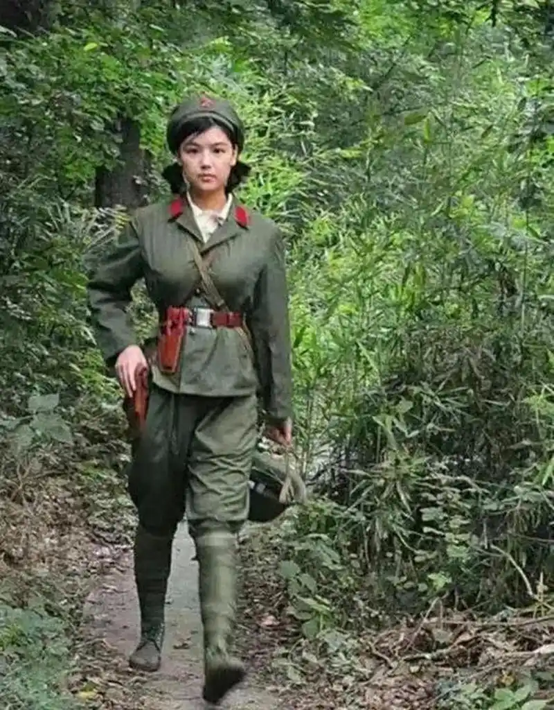 这是1979年,对越自卫反击战中前线女兵的照片,44年前的对越自卫反击战