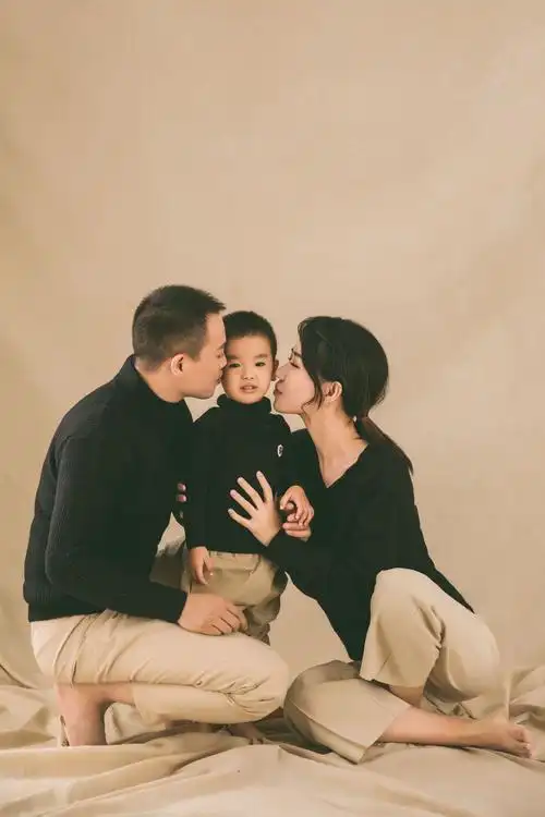 一家三口的全家福