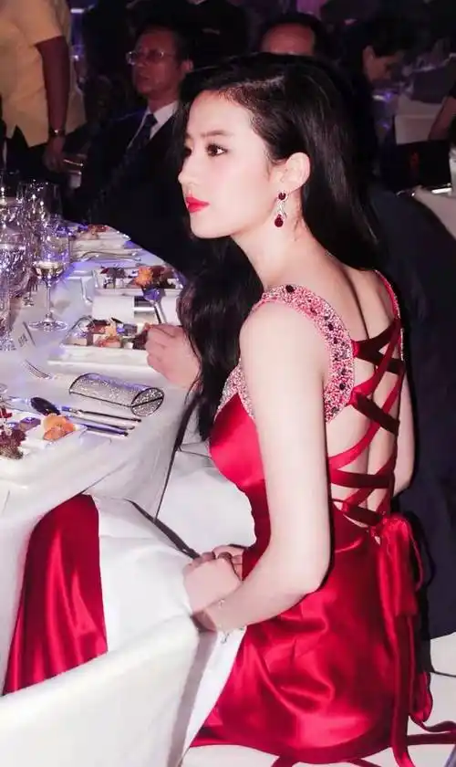 被刘亦菲的身材惊艳一袭姨妈红吊带裙配大卷发女人味十足