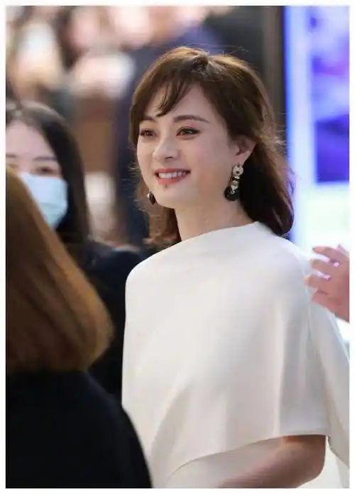 孙俪长发披肩现身活动网友惊叹颜值回春