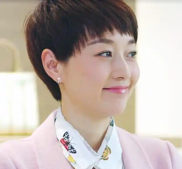 第一集演的是罗子君挥金如土的专职太太,前几集她和俊生的感情,就初见