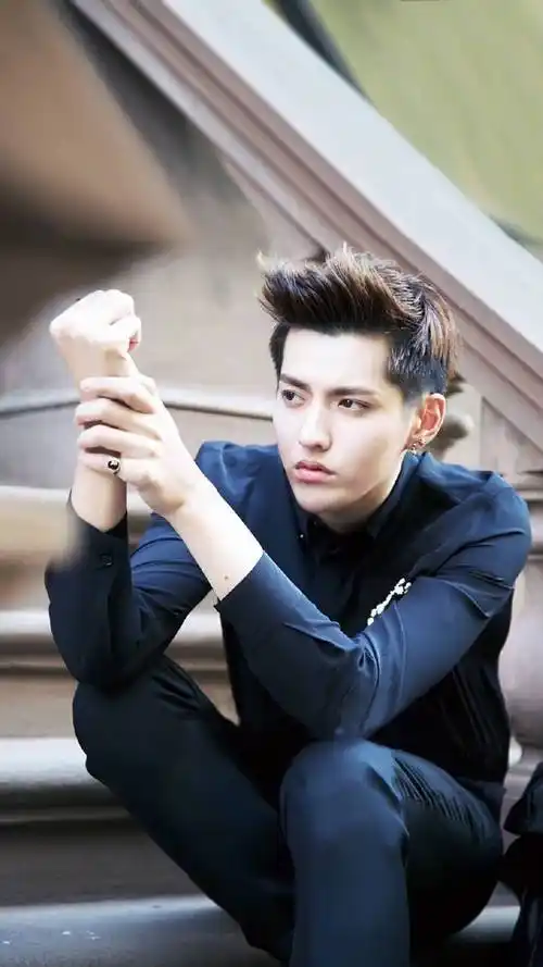 吴亦凡跟exo的kris是一个人吗为什么差这么多