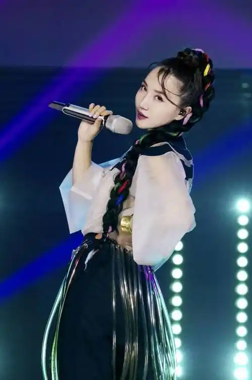 万茜争议后隐身,王心凌转瞬即逝_腾讯新闻