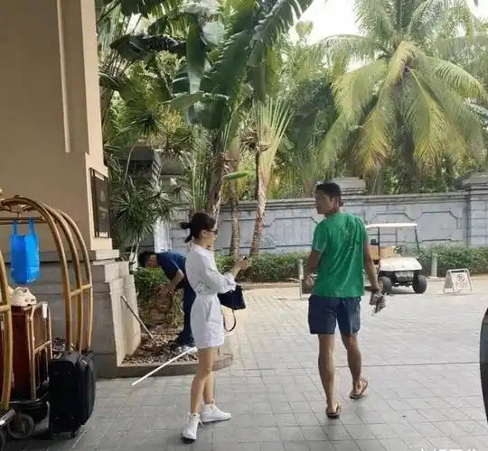 王子文吴永恩购物时被偶遇,两人是否做戏,男方的举动显然易见_文和