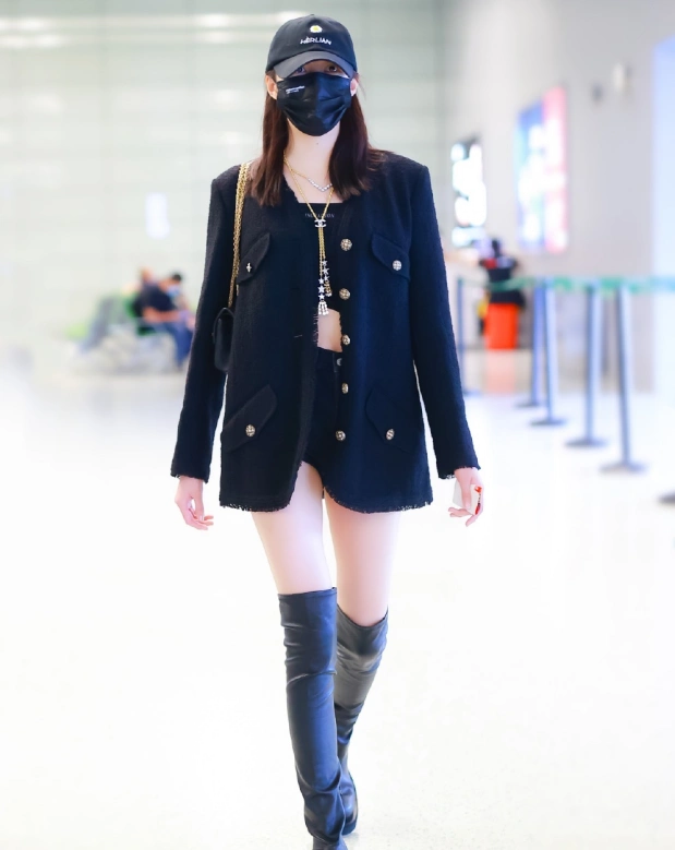 关晓彤拿过膝长靴当"裤子"穿,掉成堆堆袜后,这长腿我看服了