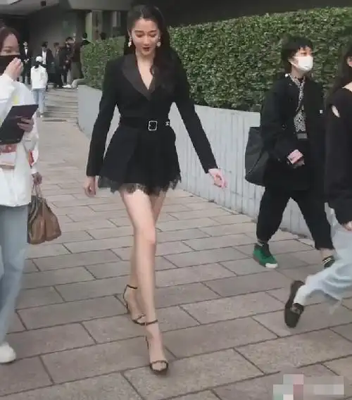 都说关晓彤的腿又细又长,与助理并排走时,这才是真"腿精"