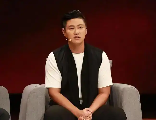 回顾39岁赵荀从李二牛改成花美男他的骨盆用3颗钉子挂在腰上