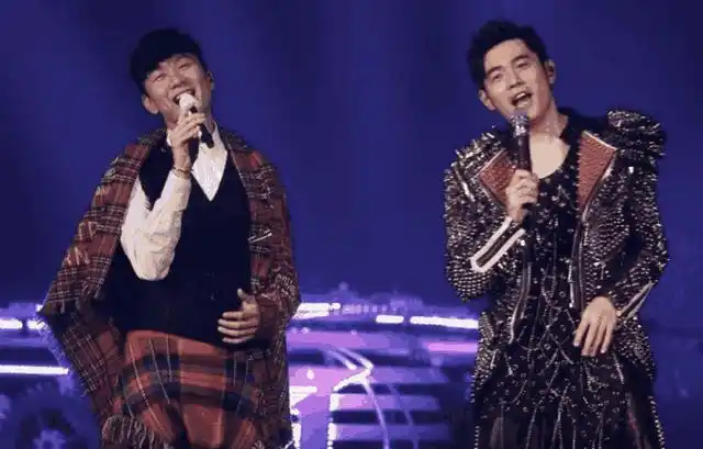 周杰伦林俊杰合唱稻香致敬白衣天使林俊杰竟是周杰伦粉丝