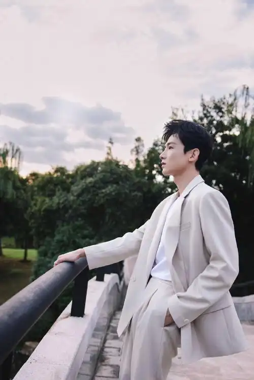 白敬亭西装氛围感大片