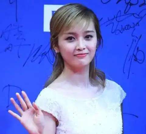 吴宣仪早年间照片曝光,网友表示认不出