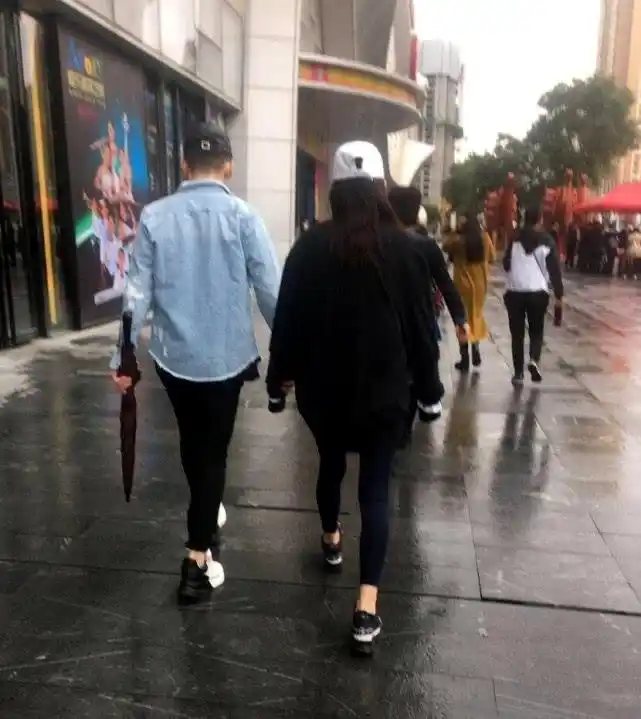 组图:网友兰州偶遇张馨予夫妇恩爱逛街 何捷牵手的方式太霸气