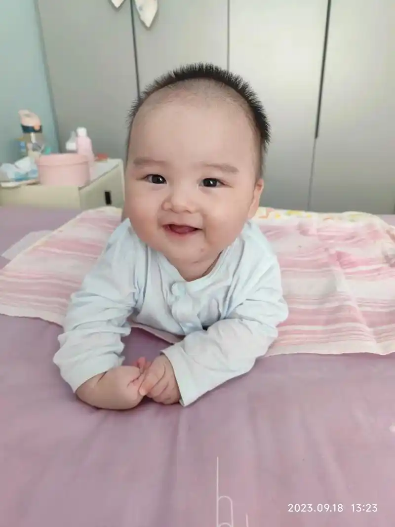 抓拍宝宝微笑瞬间.不知不觉中宝宝已经4个月多几天了,从不会笑 - 抖音