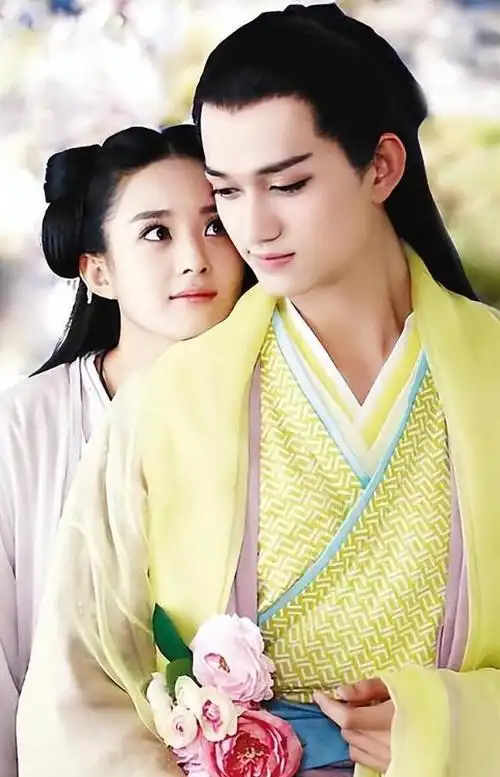 他一头秀发垂肩,乌黑亮丽,五官如画,肤色晶莹,散发出一股难以言喻的