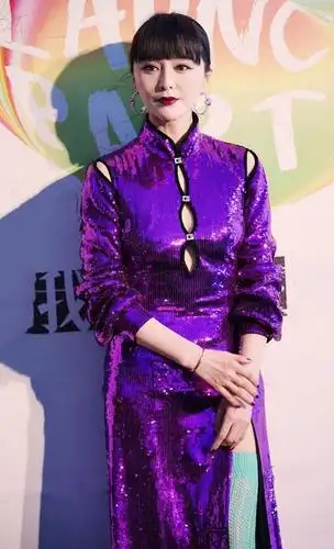 范冰冰身材简直了穿紫色亮片旗袍裙大秀s曲线媚到骨子里