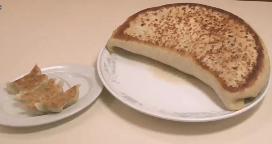 500块一个"巨型水饺",竟30分钟吃完免单,网友:这姑娘谁敢娶