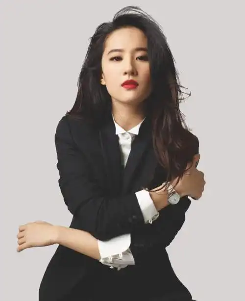 刘亦菲这身职业装丝毫挡不住神仙姐姐的美感!