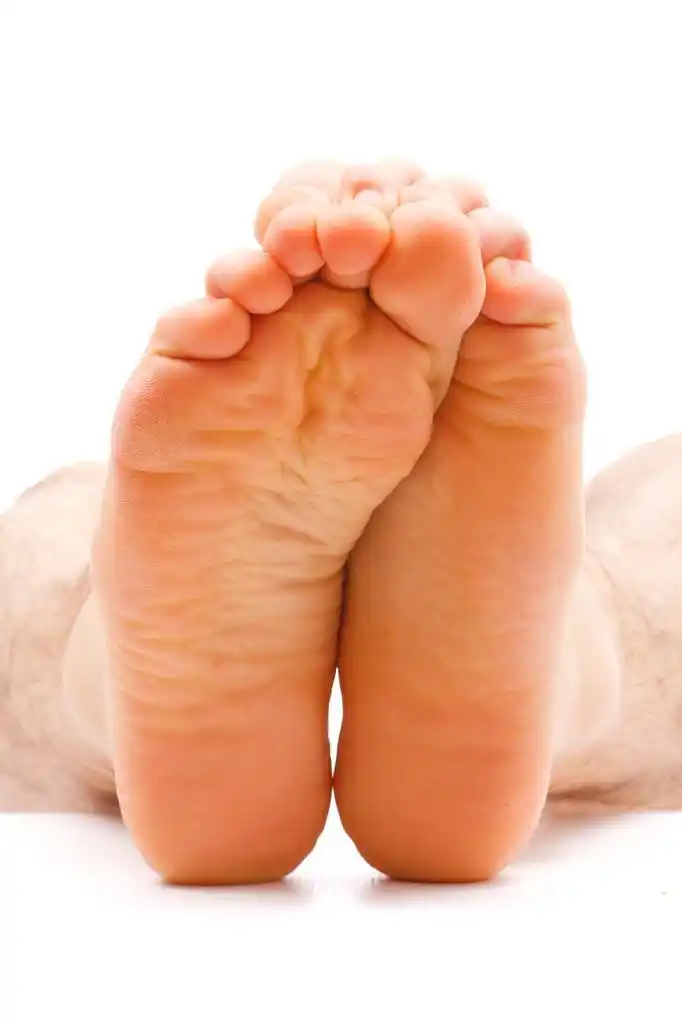 冷脚,男性脚上白色的有冻结或害怕脚的典型位置孤立.