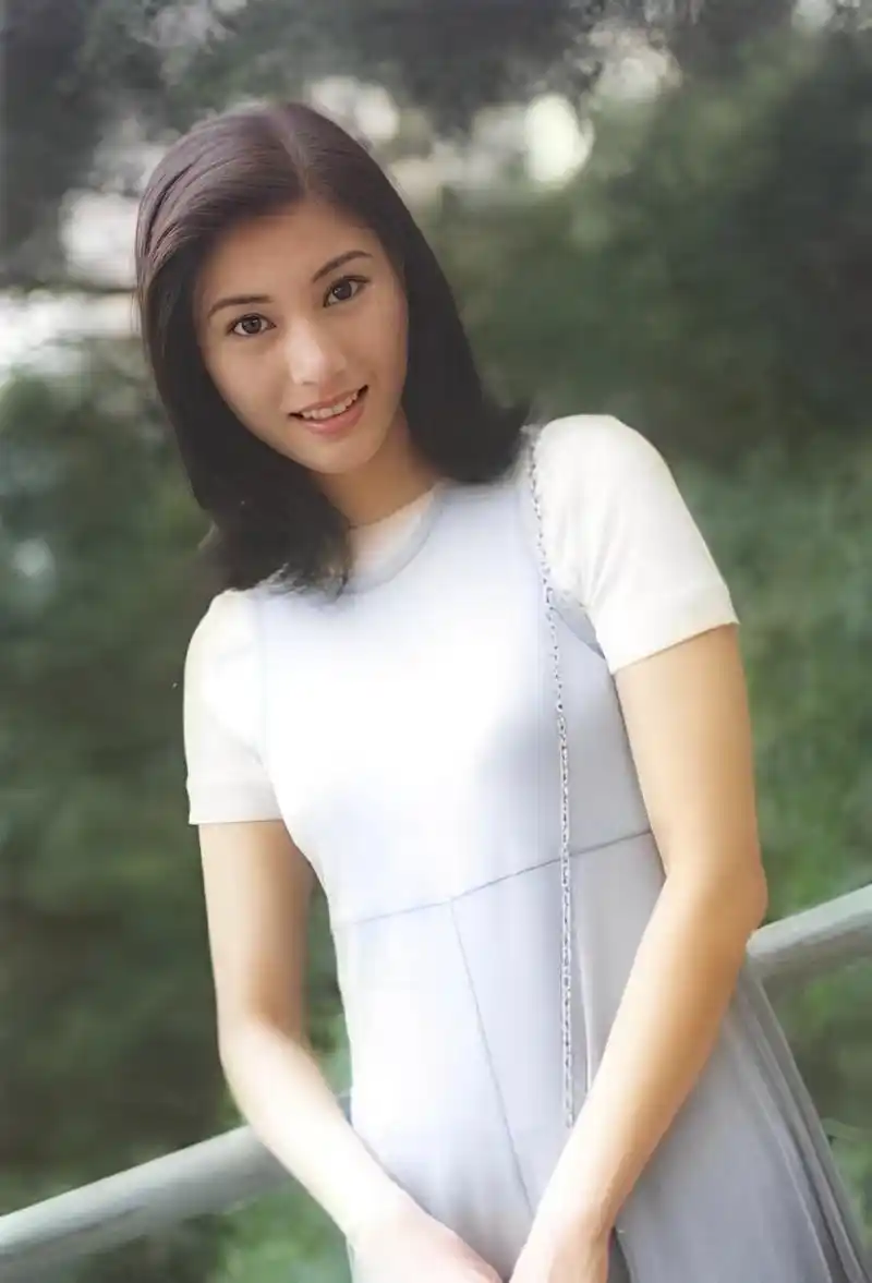 很多人会说,李嘉欣18岁就赢得了香港的选美冠军,被称为有史以来最美的