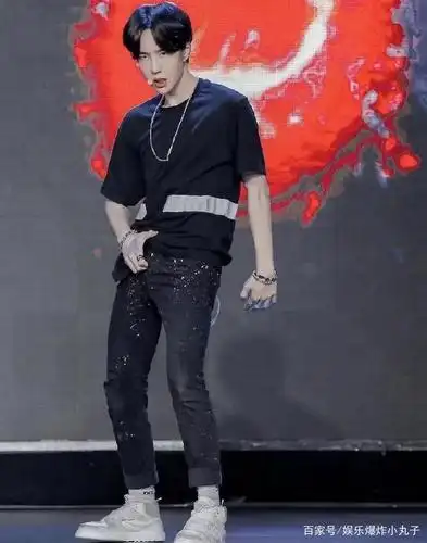 还有一个就是顶胯这个动作对男艺人要求hin高,如果不带粉丝滤镜,一般