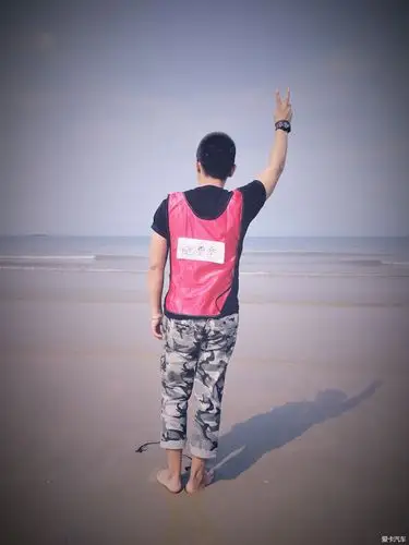 寸头略丑,留个背影就好了.