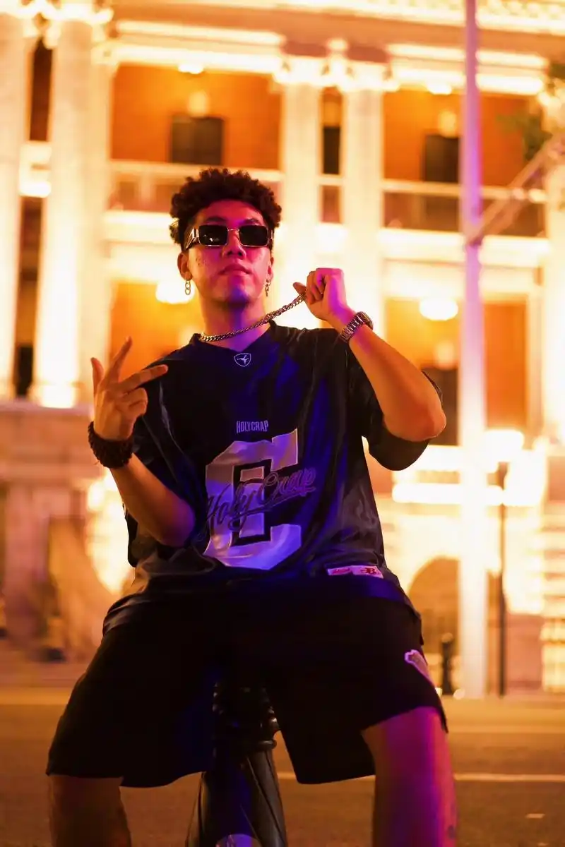 嘻哈风.还是拍男人好 没什么特别精修 不用磨皮瘦脸 套个滤镜 - 抖音