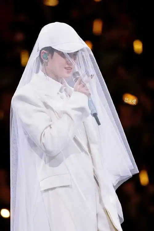 在掀开头纱的那一刻宝宝眼底的欢喜隔着屏幕都能感觉