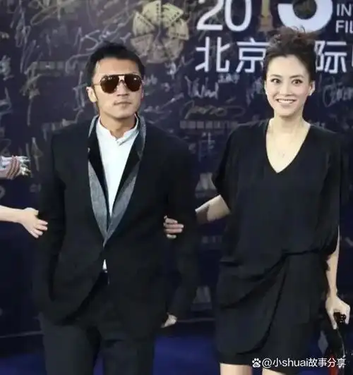 谢霆锋很少和经纪人一起走红毯,霍汶希穿黑色礼服气质惊人,太像王菲了