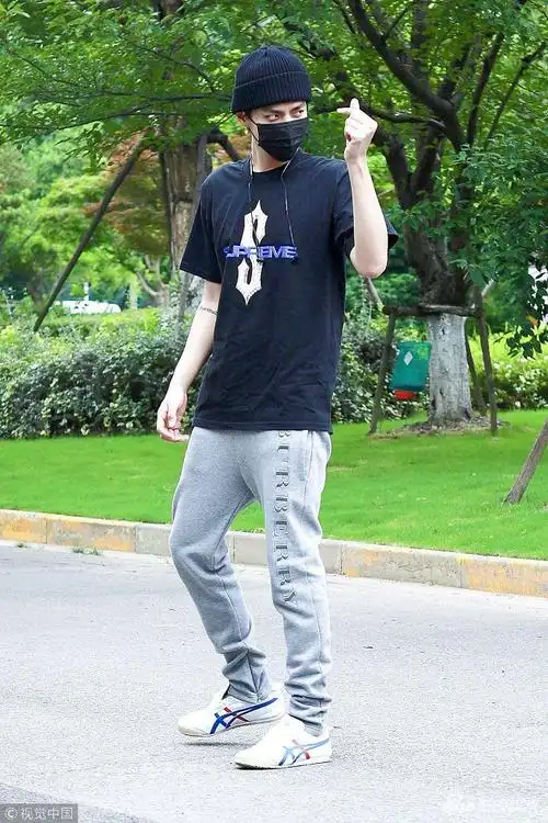 吴亦凡蒙面现身街头对镜比小心心卖萌