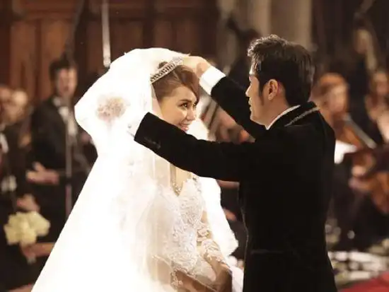 周杰伦(右)掀开昆凌头纱.(图/撷自yuttube)