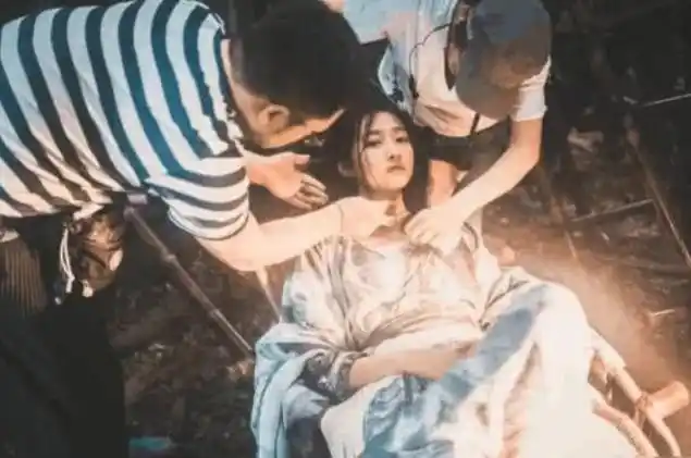 关晓彤牺牲最大的一场戏,不仅镜头删了,而且被男工作人员摸脖子