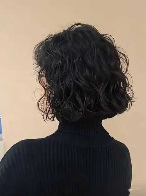 入春" 短烫发超减龄"_短发_发型_女生