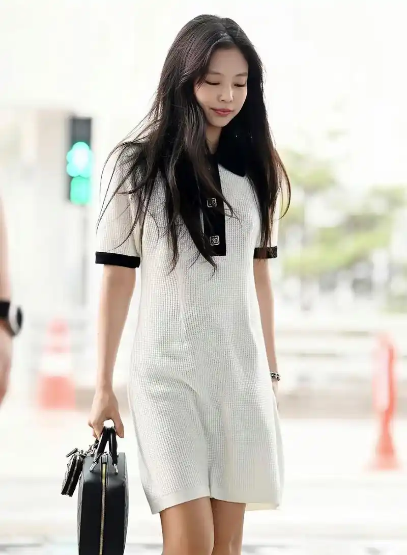 韩媒镜头下的jennie,无美颜,无滤镜,真实腿型一目了然