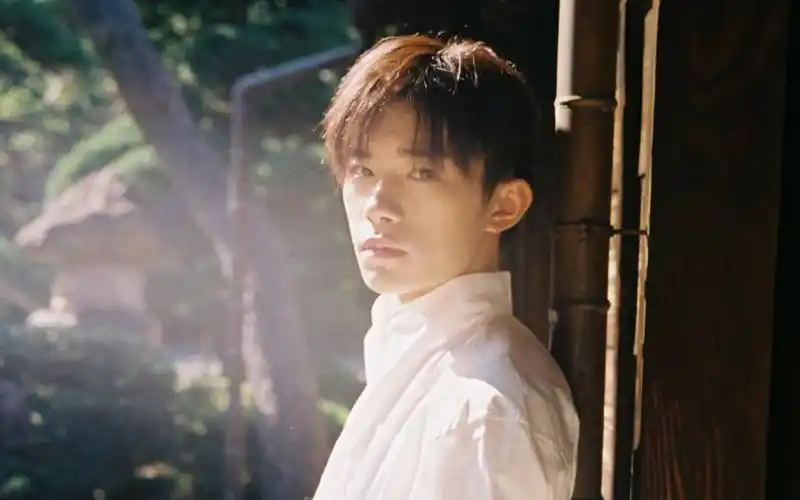 元气少年易烊千玺高清桌面壁纸图片