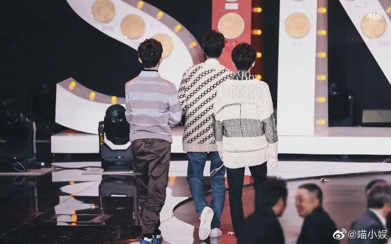 看背影就很心动的添福宝,三人同行是最美